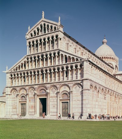 Veduta della facciata della cattedrale, completata nel 1063 da Buscheto